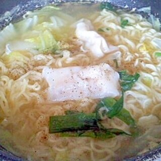 レトルト餃子入り塩ラーメン